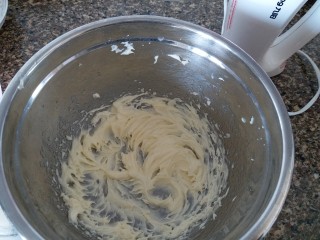 3、巧克力豆曲奇,每次黄油和糖粉完全融合后加入下一次。