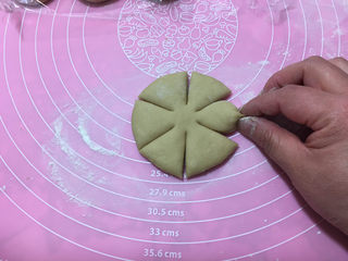 8、红糖花朵馒头,再用手将边缘捏合一下。