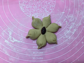 9、红糖花朵馒头,整形成花瓣的形状后在花朵的中间放一个蔓越干。