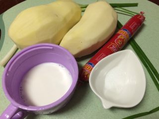 1、香烤火腿土豆泥,准备好所有食材：土豆，火腿肠，盐，牛奶，葱
