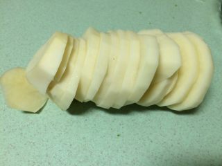 2、香烤火腿土豆泥,土豆削皮后切成厚土豆片