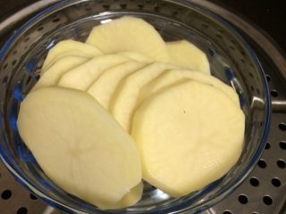 3、香烤火腿土豆泥,放入锅内隔水蒸18分钟，蒸至熟透