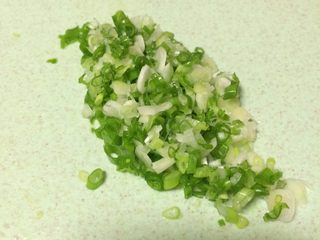 4、香烤火腿土豆泥,蒸土豆的同时，可以切点葱花，葱花尽量切碎一点