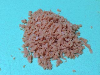 5、香烤火腿土豆泥,半根火腿肠切成小碎粒，越小越好