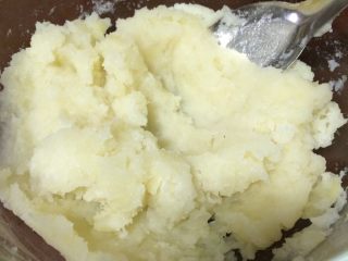 6、香烤火腿土豆泥,蒸熟的土豆用勺子压成细腻的泥状