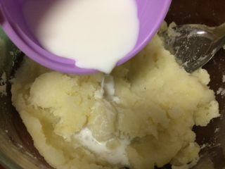 7、香烤火腿土豆泥,分三次加入牛奶，每一次加入搅拌均匀吸收后再加入第二次牛奶，第三次牛奶，直到完全吸收