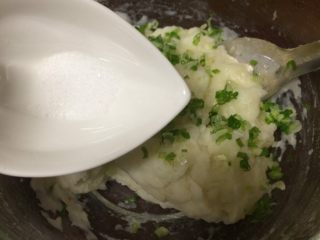 9、香烤火腿土豆泥,再放入适量盐搅拌起来，搅拌至完全融合