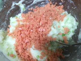 10、香烤火腿土豆泥,加入火腿肠碎粒，进行搅拌均匀