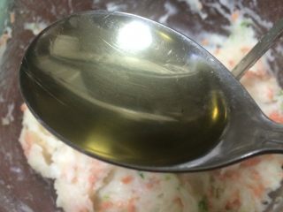 11、香烤火腿土豆泥,最后加入一小勺玉米油继续搅拌均匀