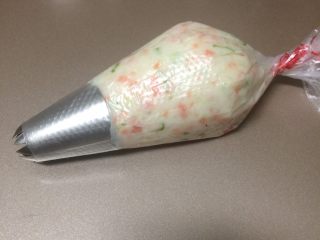 12、香烤火腿土豆泥,这时可以提前烤箱200度预热3分钟，裱花袋装入大号裱花嘴，装上土豆泥