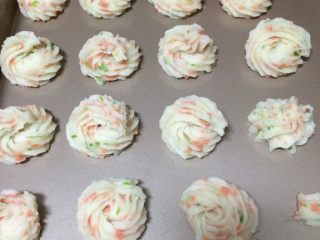 13、香烤火腿土豆泥,在不沾烤盘中挤入曲奇形状的土豆泥