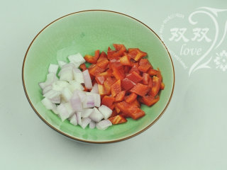 1、牛肉披萨,红椒切丁，洋葱切丁