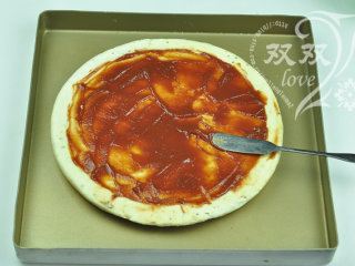 2、牛肉披萨,饼底解冻，抹披萨酱