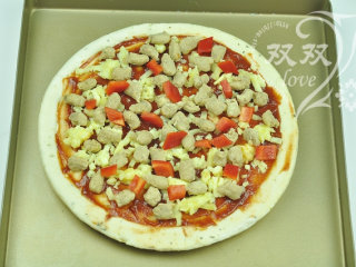 3、牛肉披萨,撒少许马苏里拉，牛肉粒、红椒丁