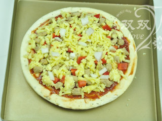 4、牛肉披萨,上面再撒一层马苏里拉，洋葱丁