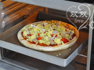 5、牛肉披萨,烤箱预热，220度，中层，送入烤箱烘烤12-15分钟