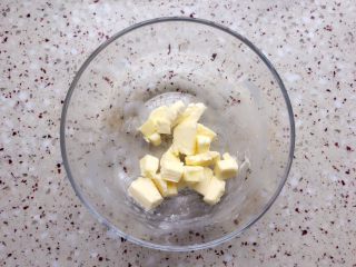 2、杏仁片脆饼,黄油切块，软化至可以用手指戳动即可；