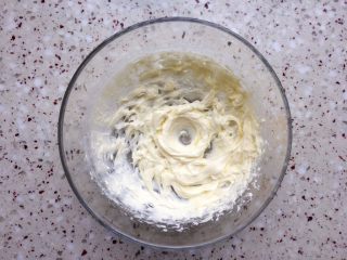 3、杏仁片脆饼,黄油打发至羽毛状；