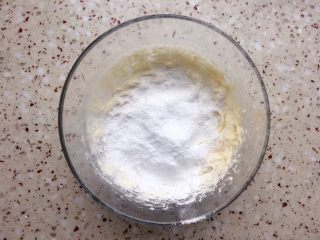 4、杏仁片脆饼,筛入糖粉；