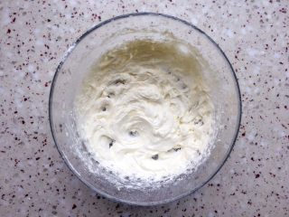 5、杏仁片脆饼,打发均匀；