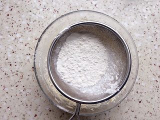 8、杏仁片脆饼,筛入低粉；