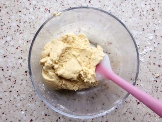 9、杏仁片脆饼,刮刀翻拌均匀；