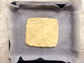 11、杏仁片脆饼,整成饼状，放入烤盘；