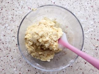 10、杏仁片脆饼,加入杏仁片；拌均匀即可；