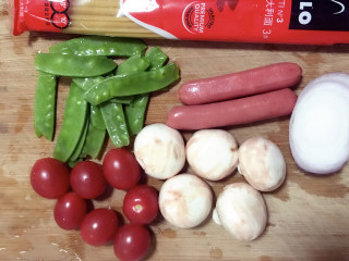 1、家庭版意大利面,准备食材。