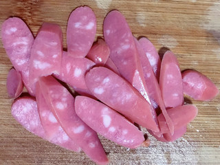 3、家庭版意大利面,台湾香肠切片。