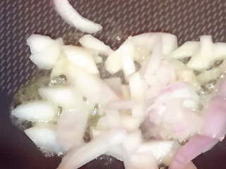 5、家庭版意大利面,加入洋葱煸炒。