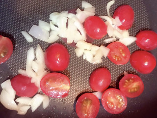 6、家庭版意大利面,加入小番茄继续煸炒。