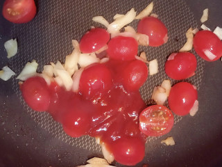 7、家庭版意大利面,放入适量番茄酱。