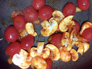 8、家庭版意大利面,加入口蘑煸炒。