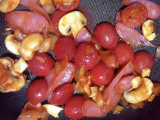 9、家庭版意大利面,加入台湾香肠，再放入适量番茄酱 。