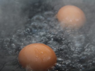 2、鸡蛋沙拉三明治,放锅里煮一下