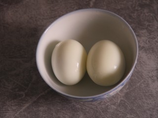 3、鸡蛋沙拉三明治,煮熟的鸡蛋去皮