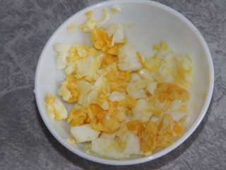4、鸡蛋沙拉三明治,把鸡蛋弄碎