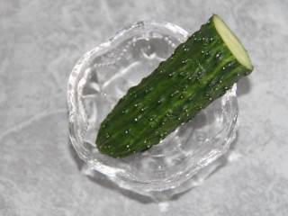 7、鸡蛋沙拉三明治,一小段黄瓜