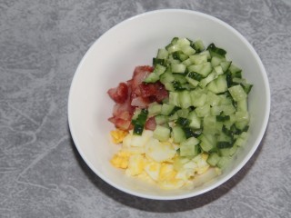 10、鸡蛋沙拉三明治,把腊肠黄瓜和鸡蛋放入碗中