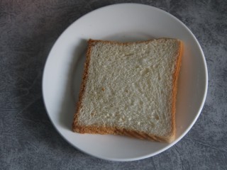 13、鸡蛋沙拉三明治,准备一片土司