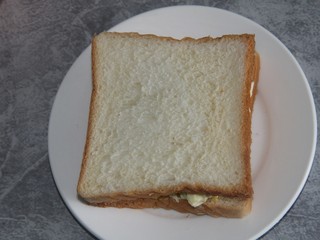 15、鸡蛋沙拉三明治,再盖上一片土司