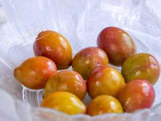 3、西梅汁,光溜溜亮亮的西梅。