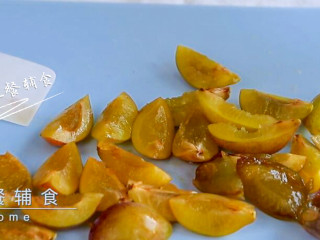 4、西梅汁,用刀从中间切开 ,将核取出,再对半切。