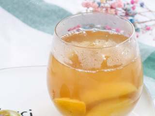 6、西梅汁,最后剩2杯西梅汁~ 一次喝不完,放进了辅食盒,一个个冷冻起来,每次可以取出一块,常温后加些热水喝。