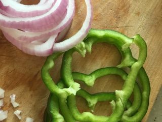 1、披萨,先将青椒洋葱切圈