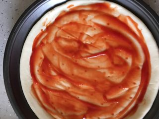 3、披萨,披萨皮抹适量番茄酱