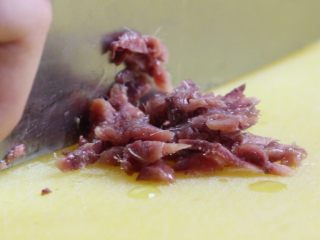 3、凯撒沙拉,鳀鱼柳切碎，蒜剁成蓉备好。