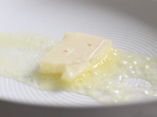 7、凯撒沙拉,开中小火，锅中加入黄油至融化。