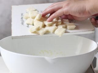 8、凯撒沙拉,放入面包块翻炒，直至表面呈金黄色。